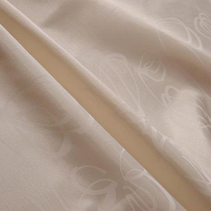 Lys beige dusjforheng med diskret mønster