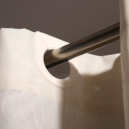 Lys beige dusjforheng med diskret mønster