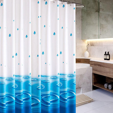 Hvitt og blått dusjforheng vanndråper