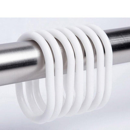 Hvitt og blått dusjforheng vanndråper