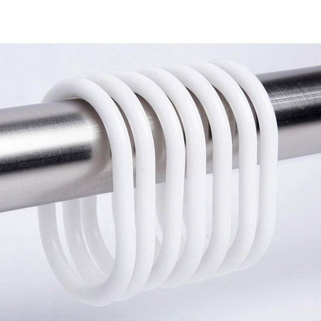 Hvitt og blått dusjforheng vanndråper