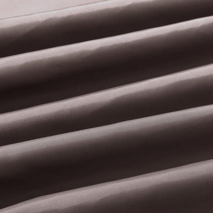 Ensfarget brunt dusjforheng til badet