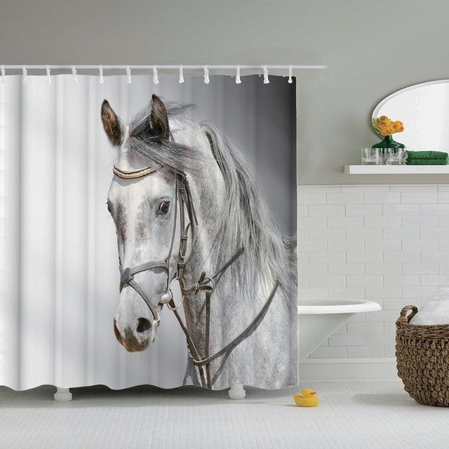 Dusjforheng med portrett av hvit hest