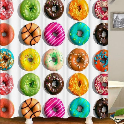 Dusjforheng med fargerikt donutmønster