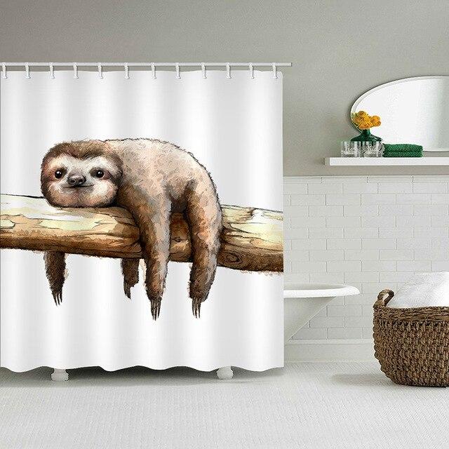 Søtt dusjforheng med motiv av dovendyr